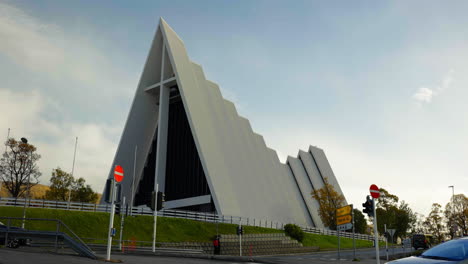 Vista-Exterior-De-La-Catedral-ártica,-Iglesia-De-Tromsdalen-Con-Arquitectura-Llamativa-En-Tromso,-Troms-Og-Finnmark,-Noruega