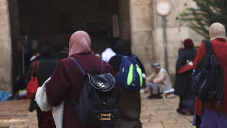 Damas-Musulmanas-Caminando-Hacia-La-Ciudad-Vieja-De-Jerusalén