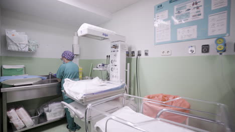 Nicu-Neonatale-Intensivstation-Für-Babys-Mit-Arbeitspersonal