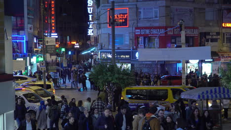 Estambul-De-Noche-Con-Mucha-Gente-Y-Coches-De-Policía-En-Las-Calles