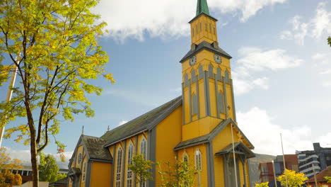 Kirchturm-Und-Haupteingang-Der-Kathedrale-Von-Tromso