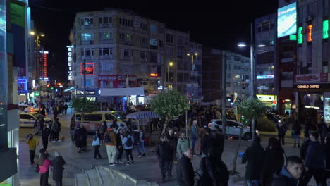 Plaza-Llena-De-Gente-En-El-Distrito-De-Kadiköy-De-Estambul-Por-La-Noche-Con-La-Policía