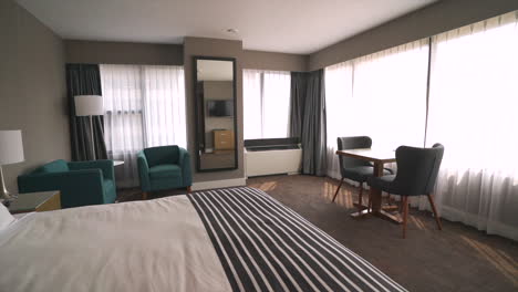 Dieses-Hotelzimmer-Bietet-Eine-Komfortable-Und-Geräumige-Unterkunft-Mit-Einem-Kingsize-Bett,-Weicher-Bettwäsche-Und-Weichen-Kissen