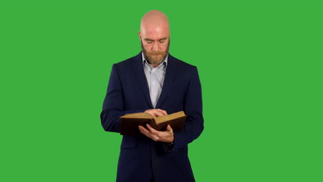 Ein-Mann,-Der-Ein-Buch-Oder-Eine-Bibel-Auf-Grünem-Bildschirm-Liest