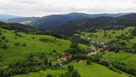 Sereno-Pueblo-De-Wierchomla-En-Las-Montañas-Beskid-Sadecki,-Polonia,-Panorama-Aéreo