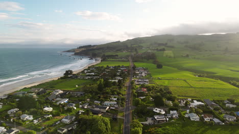 Bucht-Von-Huriawa-Historische-Stätte-An-Einem-Nebligen-Tag,-Halbinsel-In-Neuseeland,-Luftdrohnenfernsicht