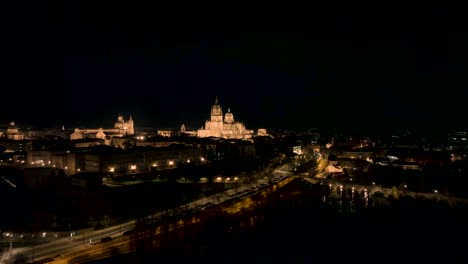 Luftaufnahme-Des-Städtischen-Stadtbildes-Von-Salamanca-Nachts,-Spanien