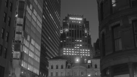 Boston-Centre-Stadtbild-Bei-Nacht-Filmisches-Schwarz-weiß-Mit-State-Street-Building-Im-Hintergrund