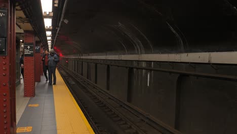 Pasajeros-En-La-Plataforma-De-La-Estación-De-Metro-En-La-Ciudad-De-Nueva-York,-Ee.uu.