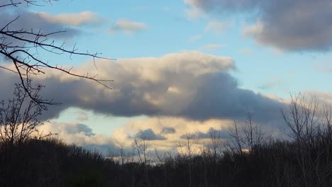 Low-Angle-Shot-Von-Großen-Wolken-Am-Blauen-Himmel-Während-Der-Winterzeit