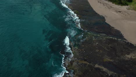 Rock-shelf-cliff-seaside-beach-bay-sea-coast-near-Sydney-in-New-South-Wales,-Australia