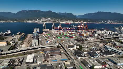 Fliegen-über-Industriegebiet-In-Richtung-Containerterminal-Am-Vancouver-Hafen-In-Vancouver,-Kanada
