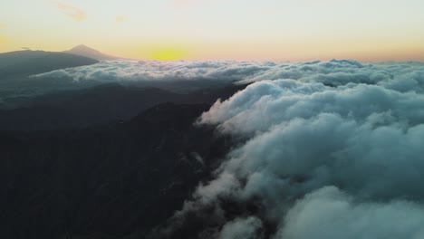 Himmlische-Luftaufnahme-Von-Rollenden-Wolken-Während-Des-Sonnenuntergangs-Im-Anaga-gebirge-Spanien