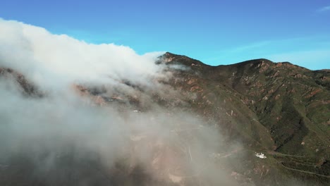 Vista-Aérea-Nublada-De-Las-Montañas-De-Anaga-En-España,-Gran-Atracción-De-Senderismo