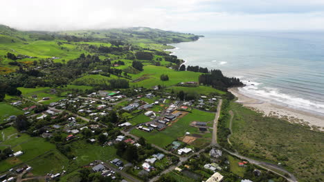 Vista-Aérea-De-Warrington-Idílico-Asentamiento-Costero-En-La-Isla-Sur-De-Nueva-Zelanda