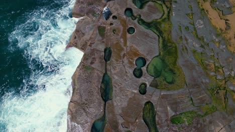 Figura-Ocho-Piscinas-En-El-Parque-Nacional-Real-De-Sydney-En-La-Playa-De-Palmas-Ardientes,-Australia