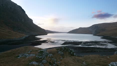 Wasser-Fließt-Bei-Ebbe-Im-Hochland-Von-Schottland-Bei-Sonnenuntergang-Langsam-In-Einen-See