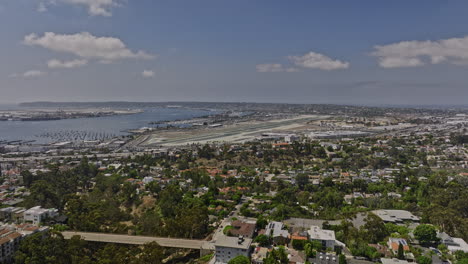 San-Diego-California-Aerial-V66-Flyover-Bankers-Hill-Nachbarschaft,-Panoramablick-Auf-Middletown,-Flugplatz-Des-Flughafens,-Innenstadt-Und-Blick-Auf-Die-Bucht-–-Aufgenommen-Mit-Mavic-3-Cine-–-September-2022