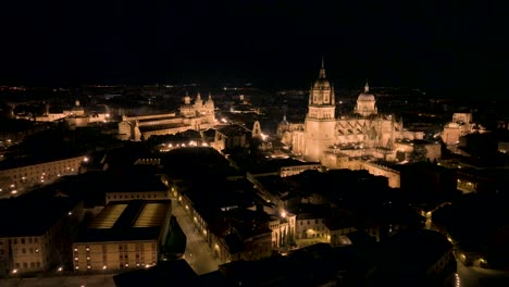 Umlaufbahn,-Die-Nachts-Von-Der-Schönen-Kirche-Im-Herzen-Der-Stadt-Salamanca,-Spanien,-Aufgenommen-Wurde