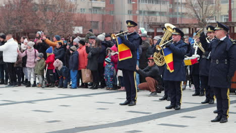 Französische-Soldaten-Mit-Gewehren,-Flaggenmarsch-In-Der-Nationalfeiertagsparade,-Miercurea-Ciuc,-Rumänien