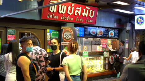 Thailand,-Bangkok---18-August-2022:-People-waiting-on-queue-to-enter-to-the-famous-restaurant-Thipsamai-in-Bangkok-to-eat-pad-thai-and-other-ordering-to-take-away