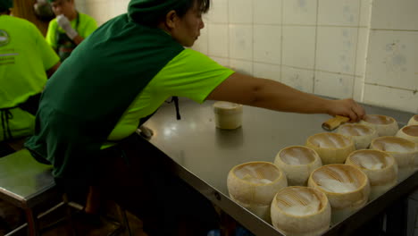Thailand,-Bangkok---13.-August-2022:-Arbeiterin-Bereitet-Die-Schale-Für-Kokosgelee,-Berühmtes-Thailändisches-Straßenessen,-Vor-Und-Extrahiert-Kokosfruchtfleisch-Mit-Schaber