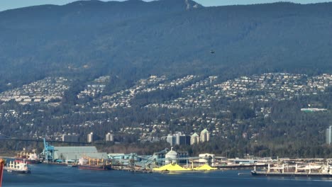 Hubschrauber-Fliegt-Hoch-über-Dem-Industrieterminal-Und-Der-Stadt-In-Vancouver,-BC,-Kanada