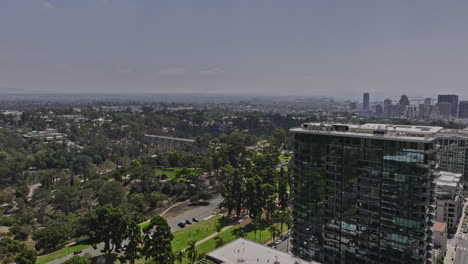 San-Diego-California-Aerial-V67-Flyover-Bankers-Hill-In-Richtung-Balboa-Park,-Der-Die-Cabrillo-Bridge-Und-Den-Autobahnverkehr-Mit-Dem-Stadtbild-Der-Innenstadt-Auf-Der-Skyline-Erfasst-–-Aufgenommen-Mit-Mavic-3-Cine-–-September-2022