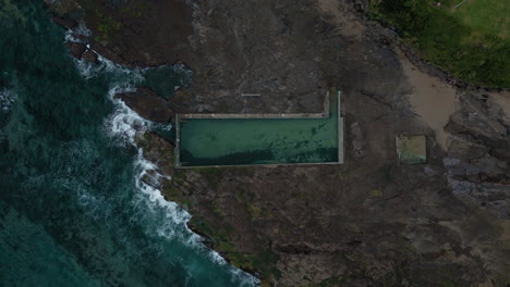 Rock-pool-coal-coast-cliff-cinemagraph-seamless-loop