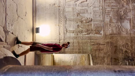 Fotografía-Turística-Caucásica-El-Interior-Del-Templo-De-Abu-Simbel-En-Egipto-Faraón-Civilización-Estatua-Tallada-En-Piedra-Escultura-En-Pirámides-Ruinas-Complejo-Patrimonio-Mundial-De-La-Unesco