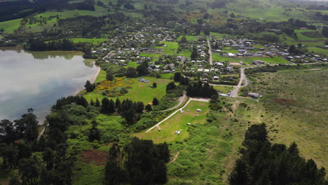 Panorama-Aéreo-Del-Asentamiento-De-Warrington-En-La-Costa-De-La-Región-De-Otago,-Nueva-Zelanda