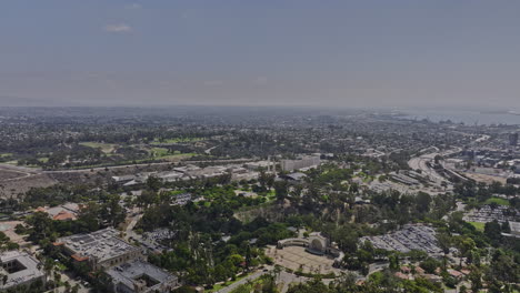 San-Diego-California-Aerial-V70-Panorama-Schwenkansicht-Flyover-Balboa-Park,-Der-Mehrere-Attraktionen-Und-Das-Stadtbild-Der-Innenstadt-Mit-Flugzeuglandung-Am-Himmel-Erfasst-–-Aufgenommen-Mit-Mavic-3-Cine-–-September-2022