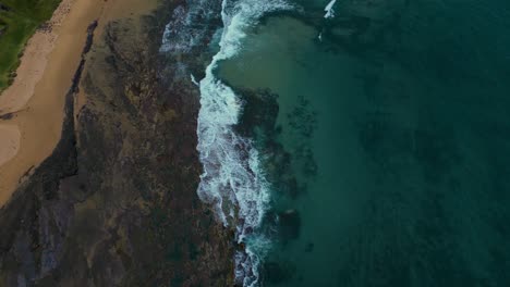 Beautiful-rock-pool-coal-coast-cliff-seaside-beach-bay-at-Wollongong-near-Sydney-in-New-South-Wales,-Australia