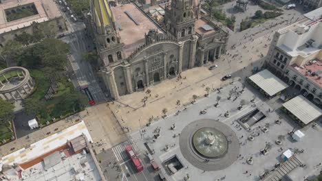 Von-Oben-Nach-Unten-Luftaufnahme-Der-Historischen-Katholischen-Kathedrale-In-Guadalajara,-Mexiko