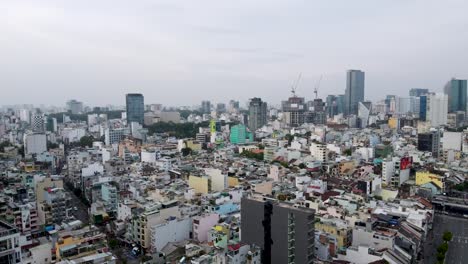 Luftaufnahme-Von-Ho-Chi-Minh-Stadt,-Wolkenkratzer-Im-Hintergrund,-Morgendunst,-Pullback-Aufnahme