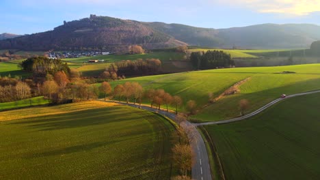 Fahrende-Autos-Durch-Die-Malerische-Landschaft-Von-Bruchhausen-An-Den-Steinen:-Eine-Luftaufnahme