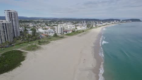 Playa-De-Arena-Blanca-En-Palm-Beach-En-Gold-Coast,-Queensland,-Australia---Toma-Aérea-De-Drones