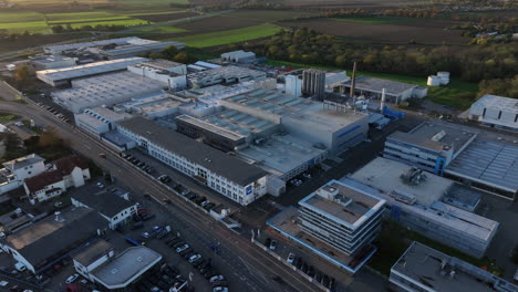 Kunststofffabrik-Fabrikations--Und-Bürogebäude-Bei-Sonnenuntergang-In-Worms,-Deutschland