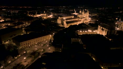 Toma-Aérea-En-La-Noche-De-La-Basílica-única-En-El-Corazón-De-La-Ciudad-De-Salamanca,-España