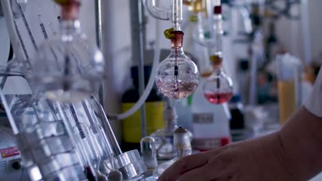 Químico-Dentro-Del-Laboratorio-Durante-Las-Pruebas-Analíticas-A-Través-Del-Proceso-De-Producción-De-Vino