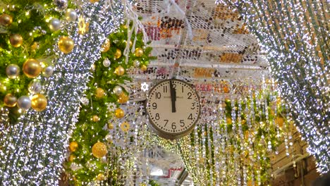 Glittering-Christmas-Decors-Hanging-Around-The-Clock-In-Chelsea-Market,-New-York-City