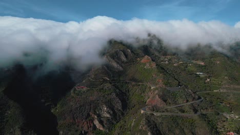 Hermosa-Vista-Panorámica-Aérea-De-Las-Nubes-Que-Se-Desprenden-De-Las-Montañas-En-España,-Anochecer