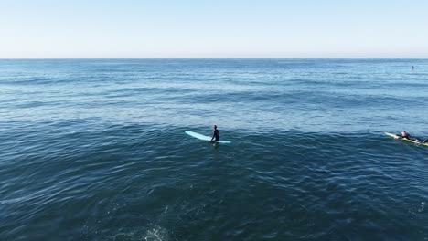 Longboarder-Beim-Surfen-In-Encinitas,-Kalifornien
