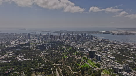 San-Diego-California-Aerial-V77-Reverse-Flyover-Balboa-Park-Und-Bankers-Hill,-Die-Das-Stadtbild-Der-Innenstadt-Und-Den-Verkehr-Auf-Dem-Cabrillo-Freeway-Mit-Blick-Auf-Die-Bucht-Einfangen-–-Aufgenommen-Mit-Mavic-3-Cine-–-September-2022