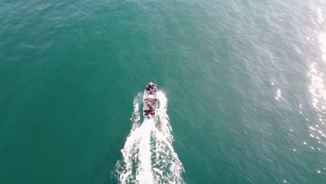 Aluminum-skiff-driving-in-Ocean