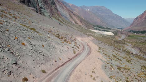 Autofahrt-Durch-Offroad-Gebirgspass-Nach-Termas-Valle-De-Colina-An-Einem-Sonnigen-Tag-In-Chile