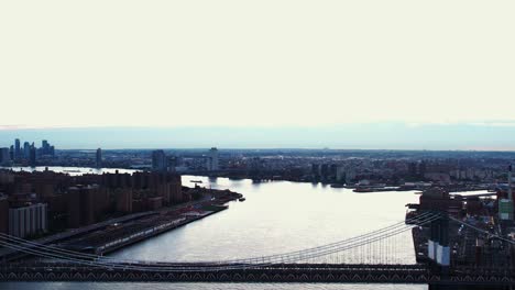 Luftbild-Vor-Der-Manhattan-Bridge-Und-Dem-East-River,-Morgendämmerung-In-Nyc,-Usa