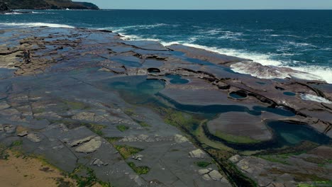 Figura-Ocho-Piscinas-En-El-Parque-Nacional-Real-De-Sydney-Cerca-De-La-Playa-De-Palmas-Ardientes,-Australia
