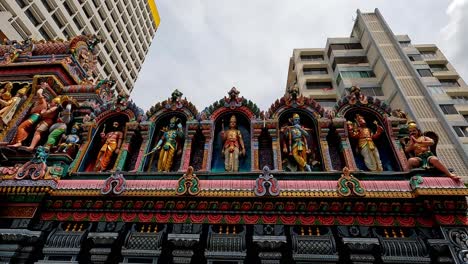 Vista-De-ángulo-Bajo-Del-Templo-Hindú-Con-Esculturas-Coloridas,-Singapur,-Dolly