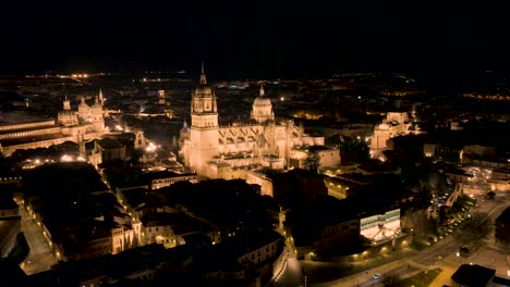 Umlaufbahn,-Die-Nachts-Von-Der-Markanten-Basilika-Im-Herzen-Der-Stadt-Salamanca,-Spanien,-Aufgenommen-Wurde